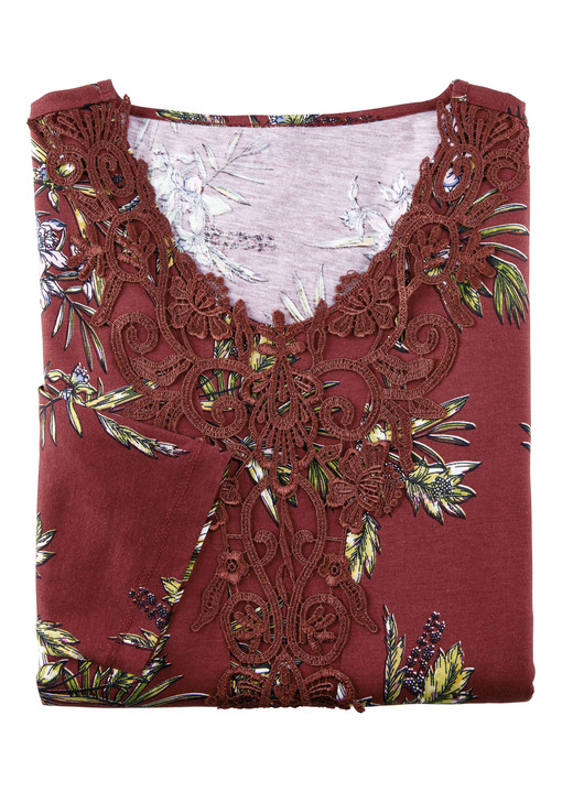 Langarm - Laurina Nachthemd, knöchellang mit großzügiger Motivspitze , in Größe 036 bis 056, in Farbe BORDEAUX-BUNT Ansicht 2