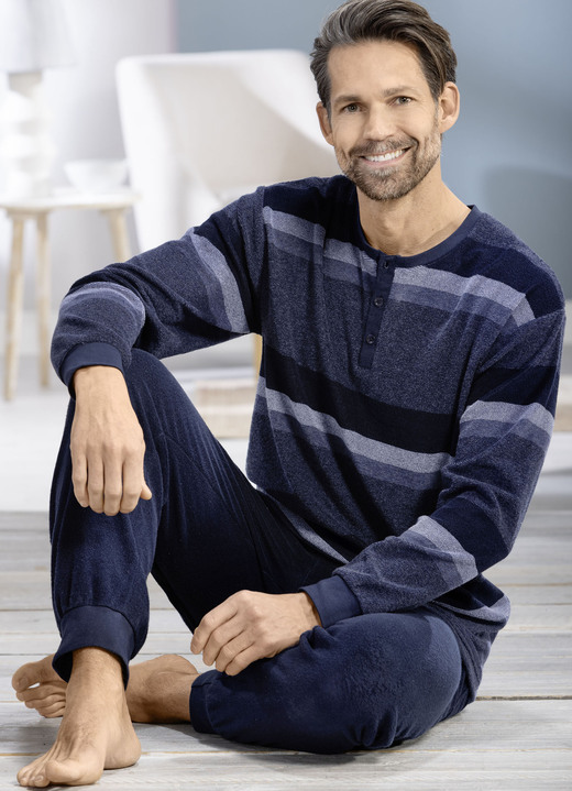 Schlafanzüge - Frottier-Schlafanzug mit Knopfleiste, in Größe 046 bis 062, in Farbe JEANSBLAU-MARINE Ansicht 2