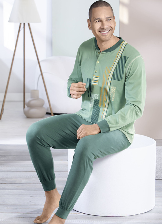 Schlafanzüge - Schlafanzug mit Knopfleiste und Bündchenabschlüssen, in Größe 046 bis 066, in Farbe JADEGRÜN-TANNE-BUNT Ansicht 1