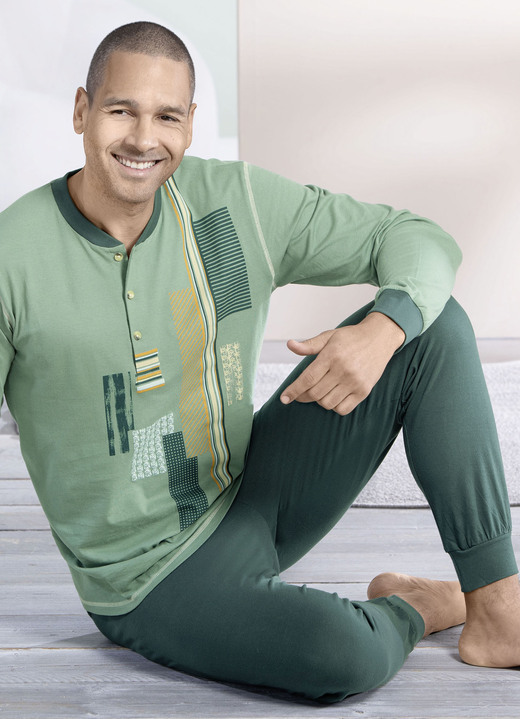 Schlafanzüge - Schlafanzug mit Knopfleiste und Bündchenabschlüssen, in Größe 046 bis 066, in Farbe JADEGRÜN-TANNE-BUNT Ansicht 3