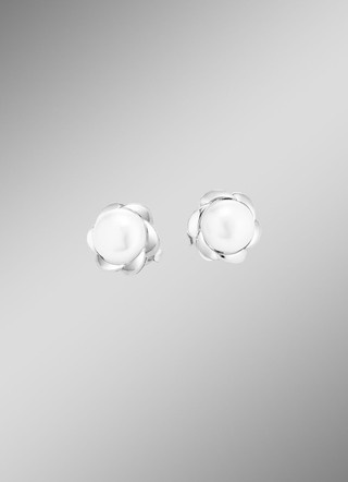 Florale Eleganz – Ohrstecker aus Silber mit Süßwasser-Zuchtperle