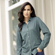 Blusen - Shirtbluse mit Minimal -Dessin – Farbe OLIV-PETROL-WEISS – Ansicht 2 Blusen - Shirtbluse mit Minimal -Dessin, in Größe 036 bis 052, in Farbe OLIV-PETROL-WEISS – Farbe OLIV-PETROL-WEISS – Ansicht 2