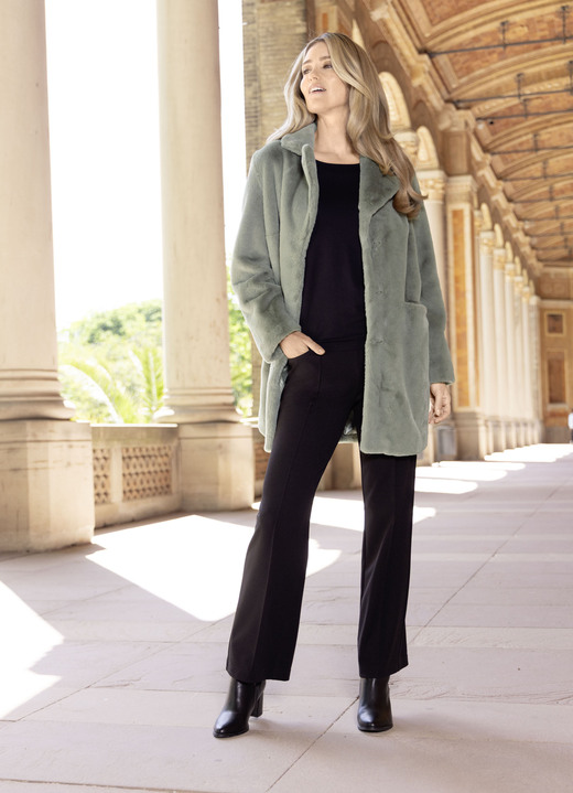 Kunstpelzmäntel - Kurzmantel mit aufgesetzten Taschen, in Größe 036 bis 052, in Farbe SALBEI Ansicht 2