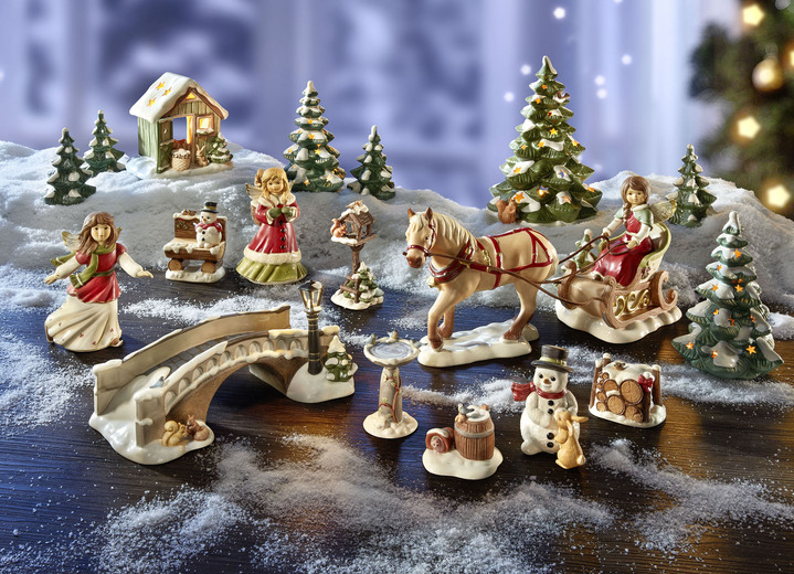 Goebel-Figuren - Winterliche Szene: Tolle Himmelsboten im Winterwald, in Farbe BUNT, in Ausführung Winterlicher Holzstapel Ansicht 2