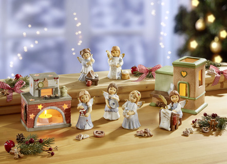 Goebel-Figuren - Szene Lebkuchenbäckerei aus der Nina & Marco-Serie – Farbe BUNT – Ansicht  Goebel-Figuren - Szene Lebkuchenbäckerei aus der Nina & Marco-Serie, in Farbe BLAU, in Ausführung Engel mit Waage – Farbe BUNT – Ansicht