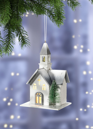 Beleuchtete Kirche aus Holz