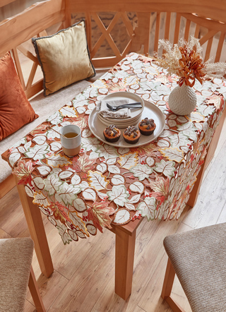 Tisch- und Raumdekoration mit herbstlichen Blättermotiven