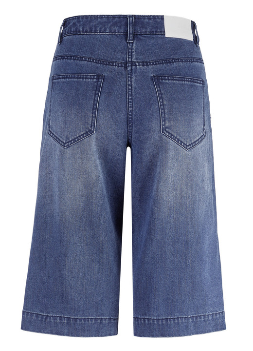 Hosen mit Knopf- und Reißverschluss - Jeans-Bermudas in 5-Pocket-Form, in Größe 036 bis 052, in Farbe HELLBLAU Ansicht 5