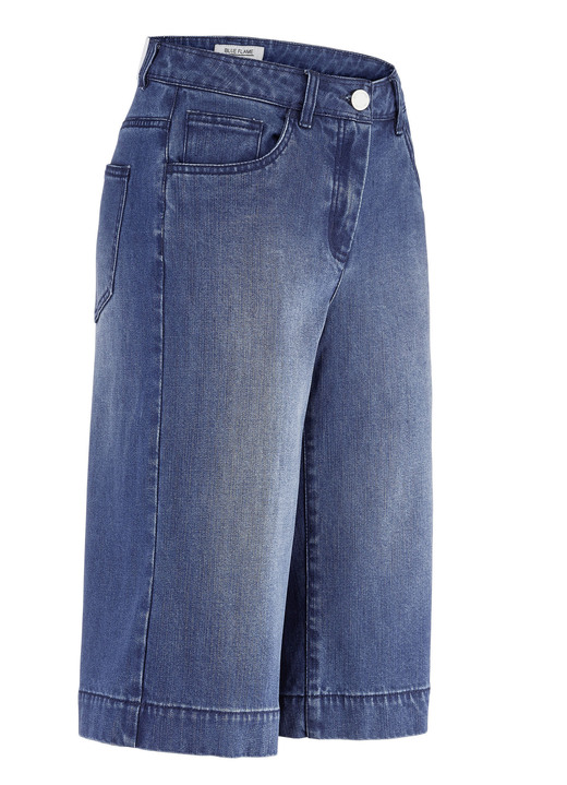 Hosen mit Knopf- und Reißverschluss - Jeans-Bermudas in 5-Pocket-Form, in Größe 036 bis 052, in Farbe HELLBLAU Ansicht 4