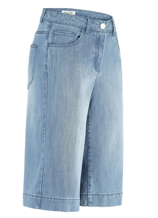 Hosen mit Knopf- und Reißverschluss - Jeans-Bermudas in 5-Pocket-Form, in Größe 036 bis 052, in Farbe HELLBLAU Ansicht 1