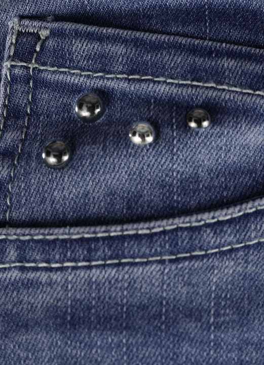Hosen mit Knopf- und Reißverschluss - Jeans mit trendigen Ziernieten, in Größe 017 bis 050, in Farbe HELLBLAU Ansicht 8