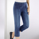 Hosen in Schlupfform - Capri-Jeans mit streckenden Biesen, in Größe 018 bis 052, in Farbe JEANSBLAU – Farbe JEANSBLAU – Ansicht 3