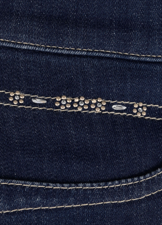 Hosen mit Knopf- und Reißverschluss - Jeans mit dezenter Strasszier, in Größe 018 bis 052, in Farbe JEANSBLAU Ansicht 11