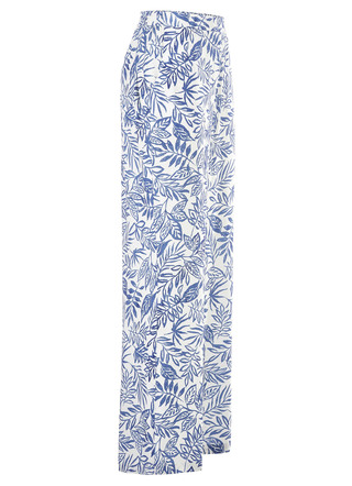 Hose in modischer Weite