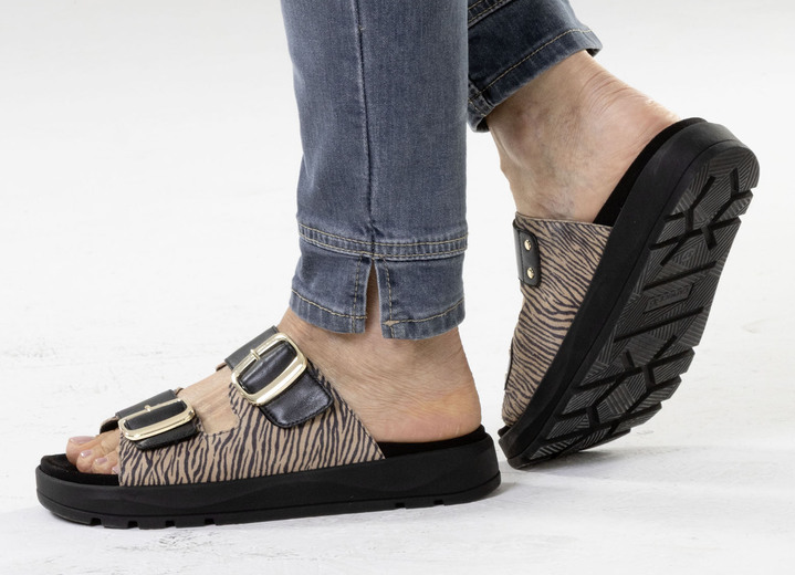 Sandaletten & Pantoletten - Caprice, trendige Damen-Pantoletten, Weite G, mit herausnehmbarem Fußbett, in Größe 036 bis 042, in Farbe SCHWARZ-SAND Ansicht 4