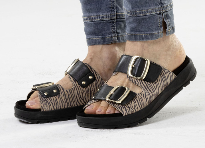 Sandaletten & Pantoletten - Caprice, trendige Damen-Pantoletten, Weite G, mit herausnehmbarem Fußbett, in Größe 036 bis 042, in Farbe SCHWARZ-SAND Ansicht 5