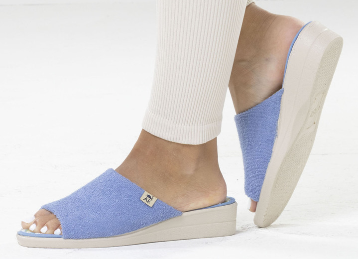 Hausschuhe - Klassische Damen-Hausschuhe, aus Textilmaterial, in Größe 035 bis 041, in Farbe HIMMELBLAU Ansicht 4