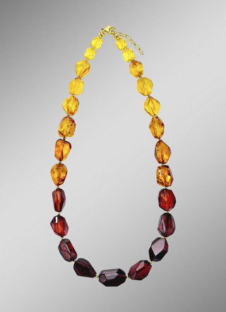 Edle Halskette mit Bernstein und Hämatit