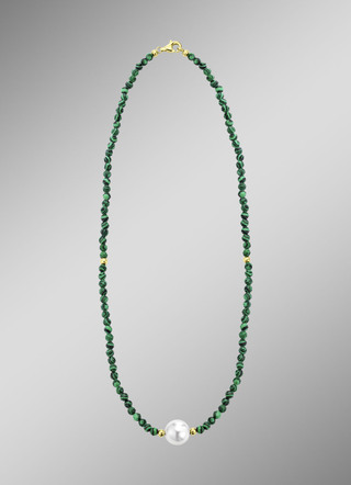 Halskette mit Perlenschimmer und Edelsteinglanz