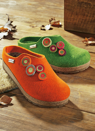 Hausschuhe - Haflinger Damen-Hausschuhe aus reiner Schurwolle, in Größe 036 bis 042, in Farbe RUBINROT – Farbe RUBINROT – Ansicht 