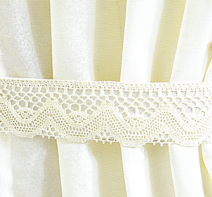 Klassisch - Übergardine mit aufgesetzter Häkelborte Ansicht 2 Klassisch - Übergardine mit aufgesetzter Häkelborte, in Größe 365 (H145xB135 cm) bis 899 (Raffhalter, 60 cm), in Farbe CREME, in Ausführung mit Universalschienenband Ansicht 2