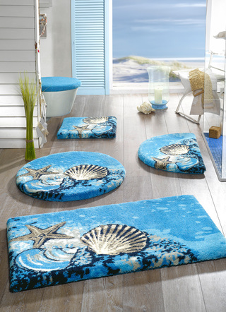 Badgarnituren - GRUND Badgarnitur mit rutschhemmender Latex-Rückseite, in Größe 100 (Vorleger halbrund, 50x 80 cm) bis 112 (Deckelbezug mit Kordel, 47x 50 cm), in Farbe SAND – Farbe BLAU – Ansicht 