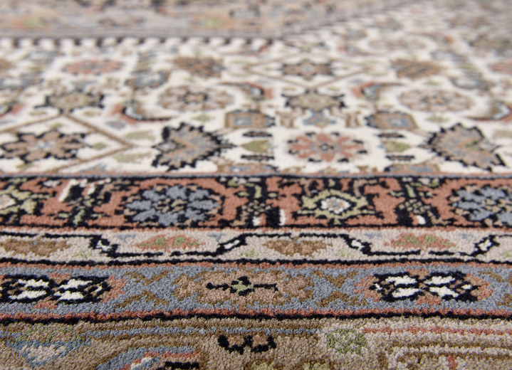 Klassisch - Handgeknüpfte Brücken, Teppiche und Galerien aus 100% Schurwolle Ansicht 2 Klassisch - Handgeknüpfte Brücken, Teppiche und Galerien aus 100% Schurwolle, in Größe 101 (Brücke, 40x 60 cm) bis 313 (Teppich rund, ø 250 cm), in Farbe BEIGE, in Ausführung Qualität Spezial Ansicht 2