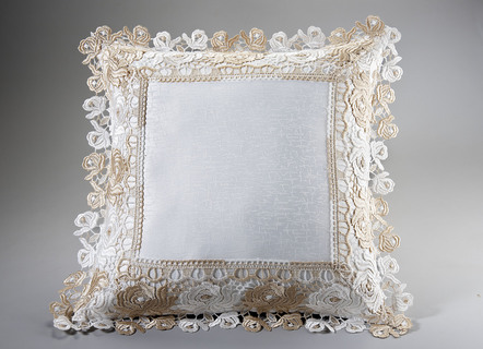Tischdecke mit Einfassungen in Spitzen-Optik