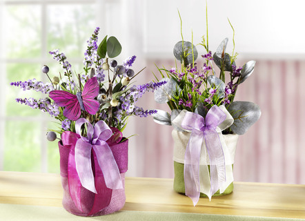 Frühlingsgesteck mit Blumen und Gräser im Filzbeutel