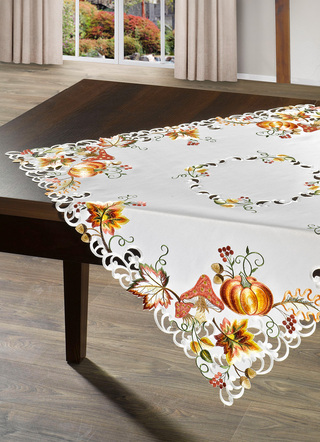 Tisch- und Raumdekoration mit herbstlichen Motiven