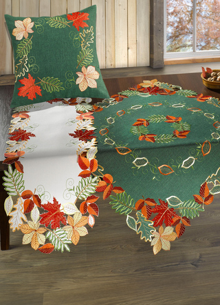 Herbstliche Tisch- und Raumdekoration mit Blattmotiven