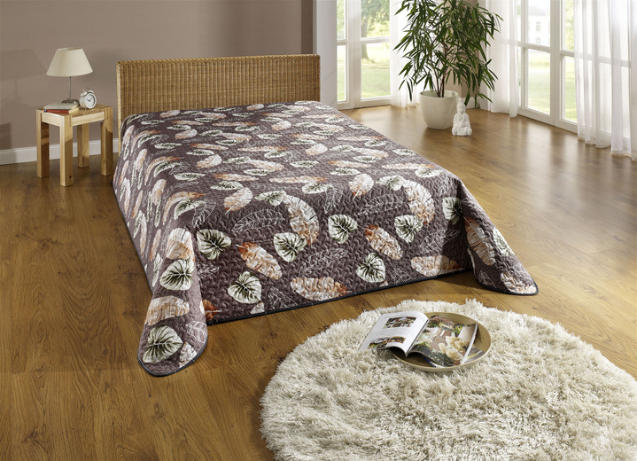 - Tagesdecke und Kissenbzüge in angenehmer Qualität, in Größe 873 (Einzelbett, 135x210 cm) bis 920 (2 Kissenbezüge, 40x 40 cm), in Farbe BRAUN-BUNT Ansicht 1