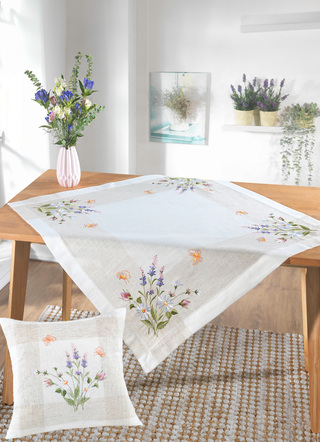 Tisch- und Raumdekoration mit floralem Dessin