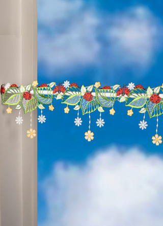 Plauener Spitze - Stangendeko mit Marienkäfer-Motiv, in Größe 628 (H14 cm x B48 cm) bis 660 (H14 cm x B112 cm), in Farbe FARBIG