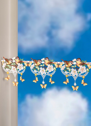 Plauener Spitze - Frühlingshafte Stangendekoration aus Plauener Spitze – Farbe BUNT Plauener Spitze - Frühlingshafte Stangendekoration aus Plauener Spitze, in Größe 628 (H16x B48 cm) bis 660 (H16xB112 cm), in Farbe BUNT