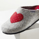 Hausschuhe - Hausschuh mit Obermaterial aus Wollfilz – Farbe HELLGRAU – Ansicht 1 Hausschuhe - Hausschuh mit Obermaterial aus Wollfilz, in Größe 036 bis 042, in Farbe ROT – Farbe HELLGRAU – Ansicht 1