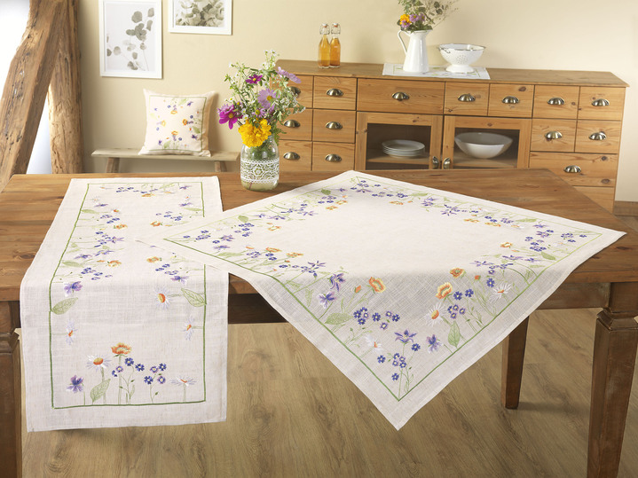 Tischdecken - Schön bestickte Tisch- und Raumdekoration, in Größe 101 (Deckchen, 35x 50 cm) bis 404 (Kissenbezug, 40x 40 cm), in Farbe SEKT-BUNT Ansicht 4