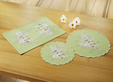 Tisch- und Raumdekoration mit gestickten Schmetterlingen und Blumen