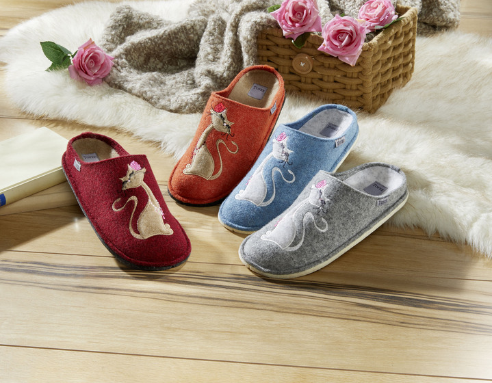 Hausschuhe - Hausschuh mit farblich abgestimmter Katzen-Applikation Ansicht 2 Hausschuhe - Hausschuh mit farblich abgestimmter Katzen-Applikation, in Größe 036 bis 042, in Farbe JEANSBLAU Ansicht 2