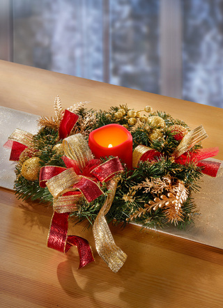 - Tannenkranz mit LED-Kerze, in Farbe GRÜN-ROT-GOLD