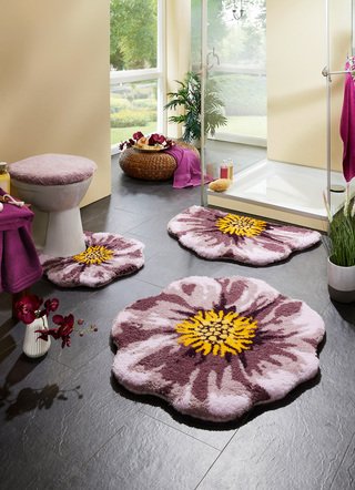 Badgarnituren - Supersoft Badgarnitur von Grund – Farbe LILA – Ansicht  Badgarnituren - Supersoft Badgarnitur von Grund, in Größe 100 (Vorleger halbrund, 50x80 cm) bis 112 (WC-Deckelbezug, 47x50 cm), in Farbe BLAU – Farbe LILA – Ansicht