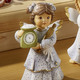 Goebel-Figuren - Szene Lebkuchenbäckerei aus der Nina & Marco-Serie – Farbe BLAU – Ansicht 1 Goebel-Figuren - Szene Lebkuchenbäckerei aus der Nina & Marco-Serie, in Farbe BLAU, in Ausführung Engel mit Waage – Farbe BLAU – Ansicht 1