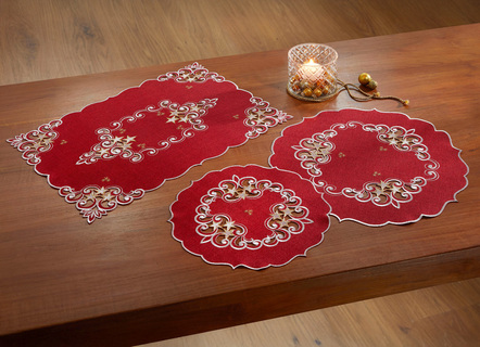 Tischdecke mit aufwendigen Stickereien