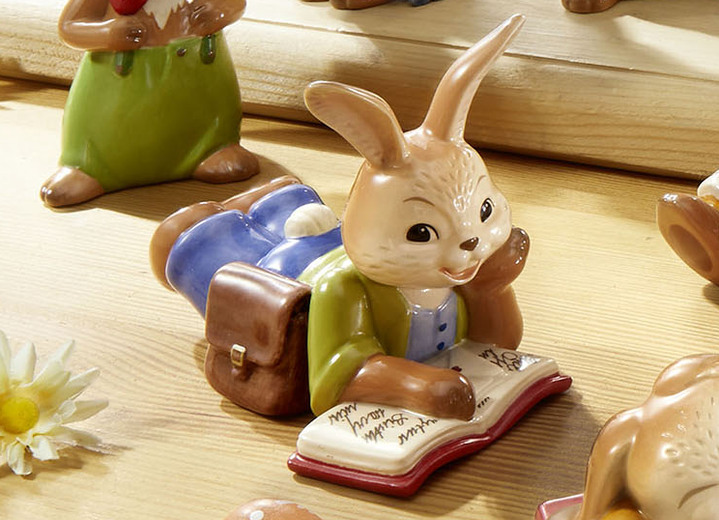 - Handgefertigte Hasenschule aus dem Hause Goebel, in Farbe BUNT, in Ausführung Hase mit Buch – Du bist klasse Ansicht 1