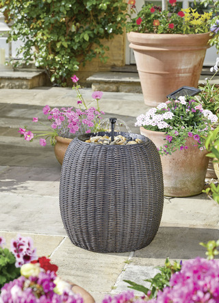 Solarbrunnen im Rattan-Look
