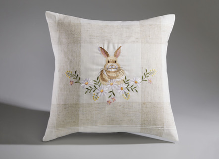 Bestickte Tisch- und Raumdekoration mit Osterhasen-Motiv