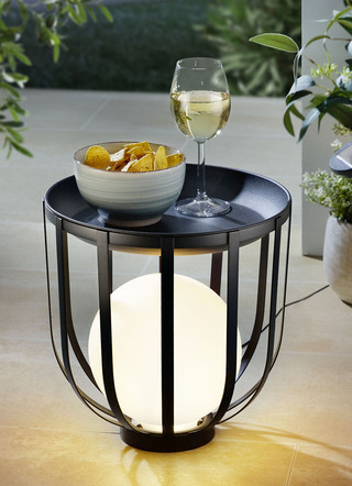 Tisch mit LED-Kugel