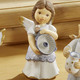 Goebel-Figuren - Szene Lebkuchenbäckerei aus der Nina & Marco-Serie – Farbe BUNT – Ansicht 9 Goebel-Figuren - Szene Lebkuchenbäckerei aus der Nina & Marco-Serie, in Farbe BLAU, in Ausführung Engel mit Waage – Farbe BUNT – Ansicht 9