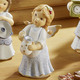 Goebel-Figuren - Szene Lebkuchenbäckerei aus der Nina & Marco-Serie – Farbe BUNT – Ansicht 5 Goebel-Figuren - Szene Lebkuchenbäckerei aus der Nina & Marco-Serie, in Farbe BLAU, in Ausführung Engel mit Waage – Farbe BUNT – Ansicht 5