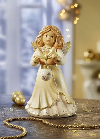 Engel mit Weihnachtsbaumkugel